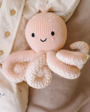 Baby octopus (soft coral pink) - Cuddle & Kind