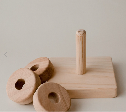 Montessori Vertical ring stacker - Q Toys